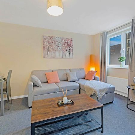 Modern & Spacious 2 Bedroom Serviced Apartment Next To Lochend Park - Private Underground Parking & Lift Available - Close To Edinburgh City Centre Extérieur photo