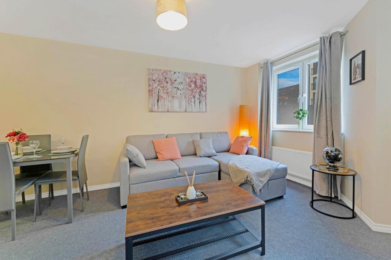 Modern & Spacious 2 Bedroom Serviced Apartment Next To Lochend Park - Private Underground Parking & Lift Available - Close To Edinburgh City Centre Extérieur photo