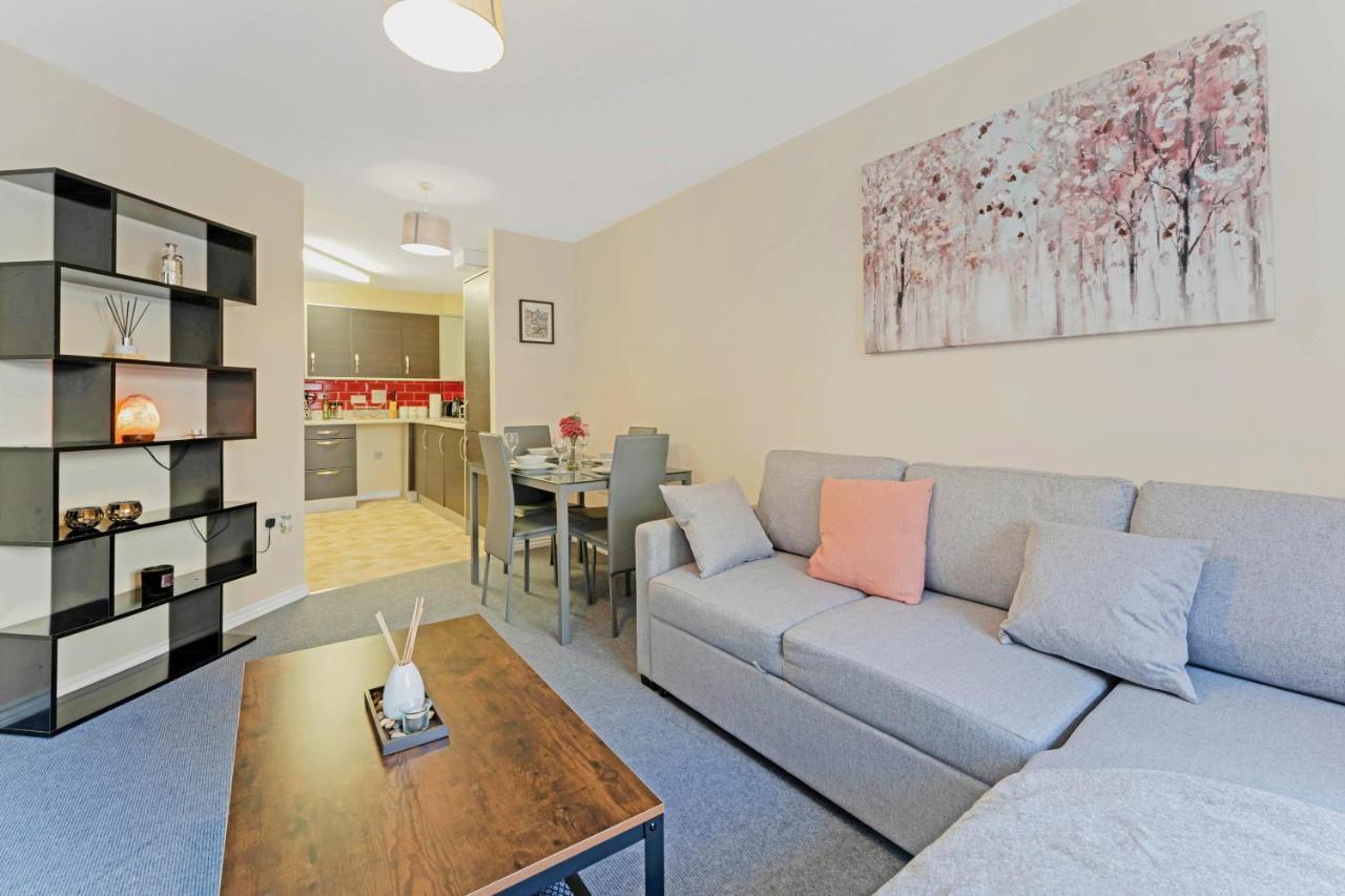 Modern & Spacious 2 Bedroom Serviced Apartment Next To Lochend Park - Private Underground Parking & Lift Available - Close To Edinburgh City Centre Extérieur photo