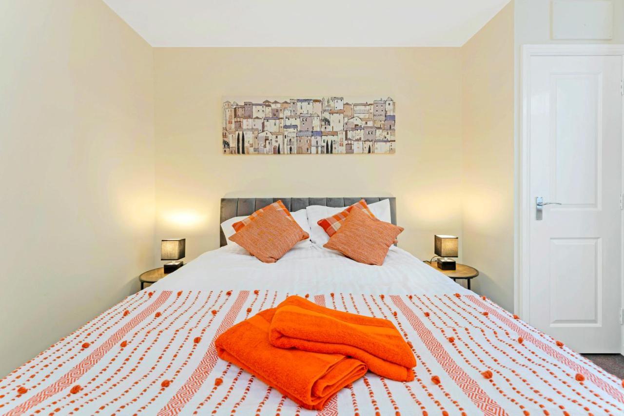 Modern & Spacious 2 Bedroom Serviced Apartment Next To Lochend Park - Private Underground Parking & Lift Available - Close To Edinburgh City Centre Extérieur photo