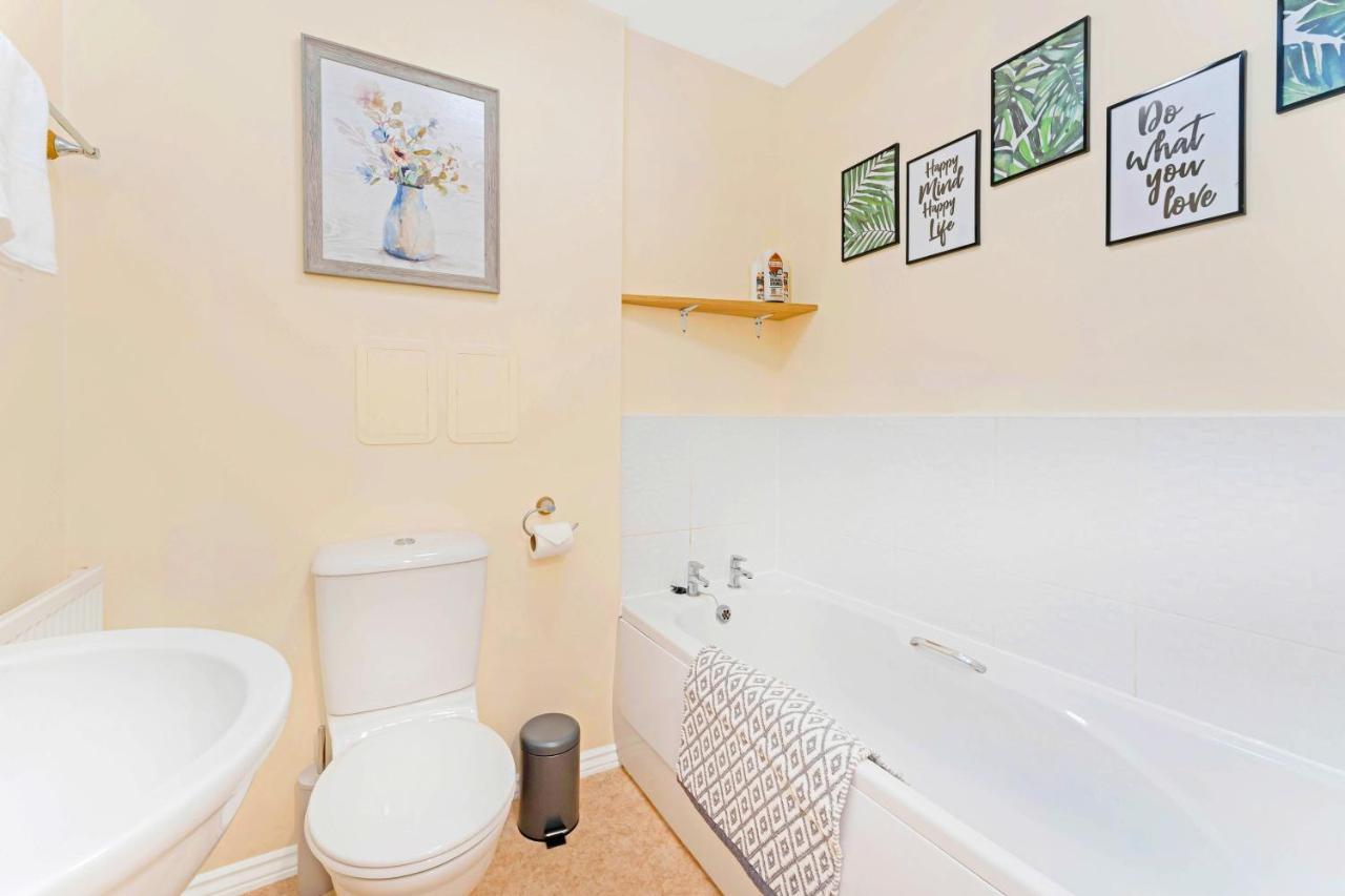 Modern & Spacious 2 Bedroom Serviced Apartment Next To Lochend Park - Private Underground Parking & Lift Available - Close To Edinburgh City Centre Extérieur photo