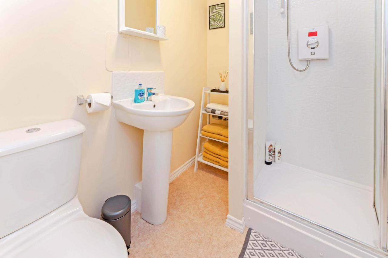 Modern & Spacious 2 Bedroom Serviced Apartment Next To Lochend Park - Private Underground Parking & Lift Available - Close To Edinburgh City Centre Extérieur photo