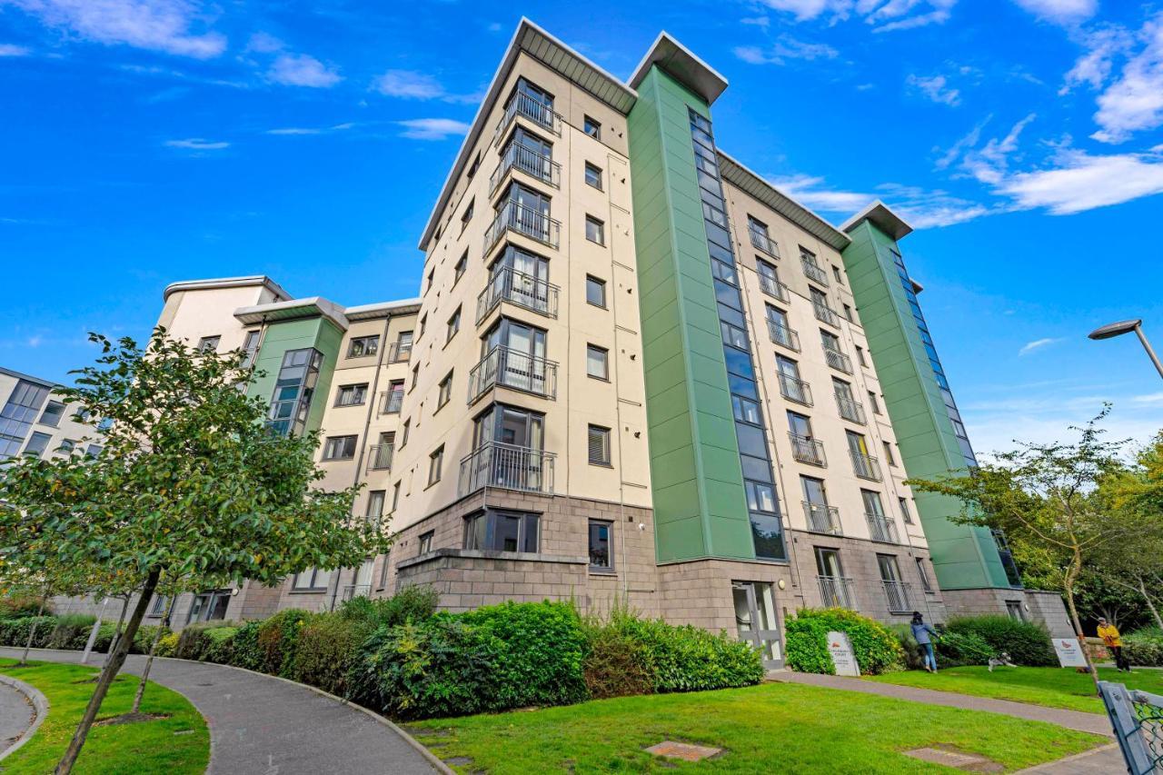 Modern & Spacious 2 Bedroom Serviced Apartment Next To Lochend Park - Private Underground Parking & Lift Available - Close To Edinburgh City Centre Extérieur photo