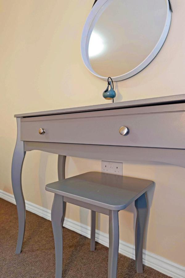 Modern & Spacious 2 Bedroom Serviced Apartment Next To Lochend Park - Private Underground Parking & Lift Available - Close To Edinburgh City Centre Extérieur photo