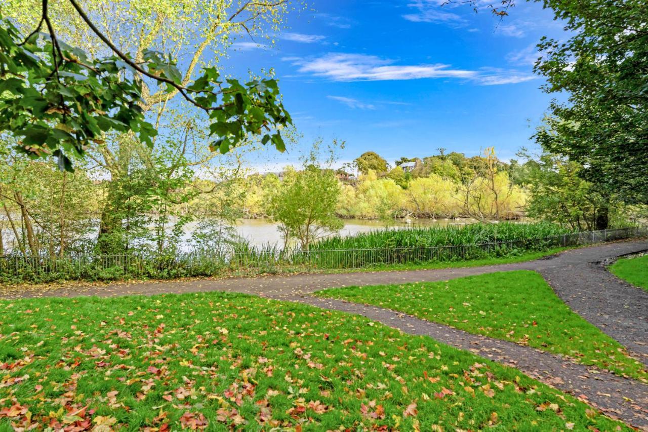 Modern & Spacious 2 Bedroom Serviced Apartment Next To Lochend Park - Private Underground Parking & Lift Available - Close To Edinburgh City Centre Extérieur photo