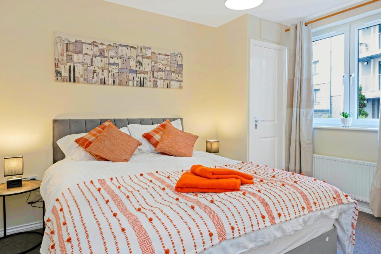 Modern & Spacious 2 Bedroom Serviced Apartment Next To Lochend Park - Private Underground Parking & Lift Available - Close To Edinburgh City Centre Extérieur photo