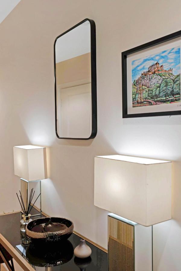 Modern & Spacious 2 Bedroom Serviced Apartment Next To Lochend Park - Private Underground Parking & Lift Available - Close To Edinburgh City Centre Extérieur photo