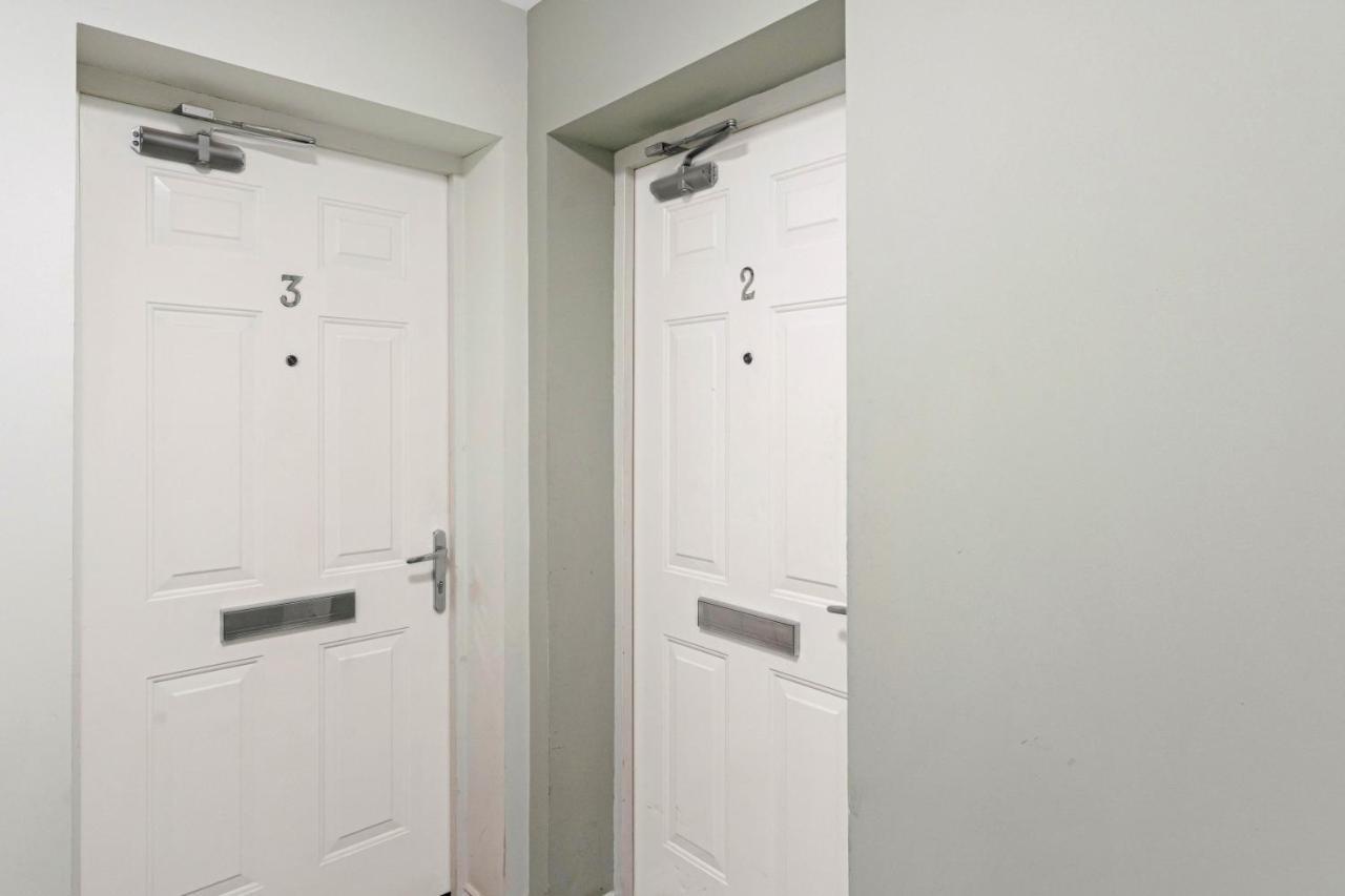 Modern & Spacious 2 Bedroom Serviced Apartment Next To Lochend Park - Private Underground Parking & Lift Available - Close To Edinburgh City Centre Extérieur photo